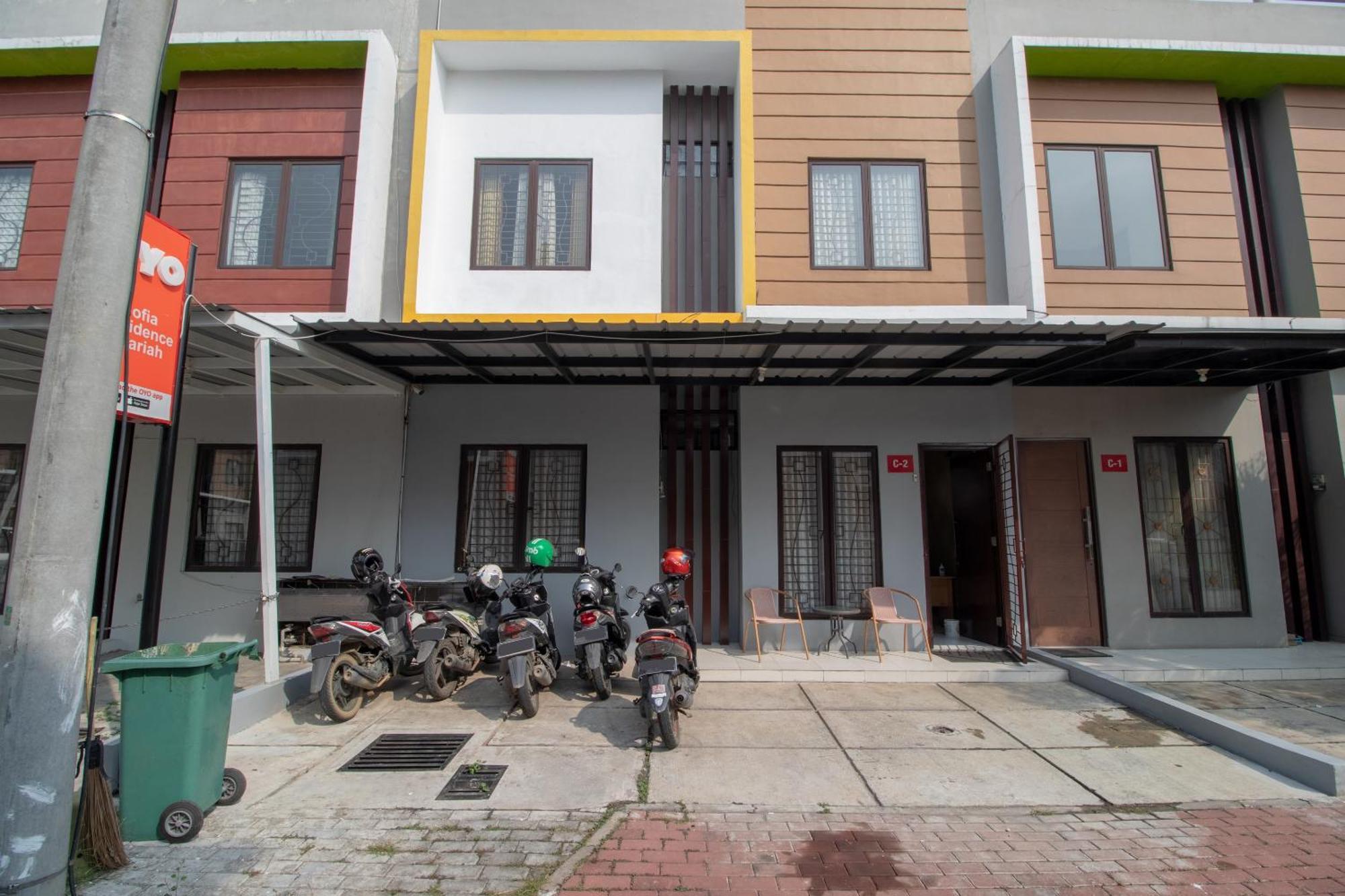 Oyo 3253 Sofia Residence Telukjambe エクステリア 写真